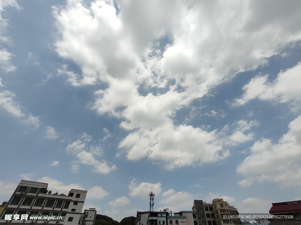 城市上空的蓝天白云