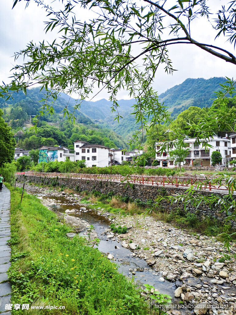 山间小溪 远山村落