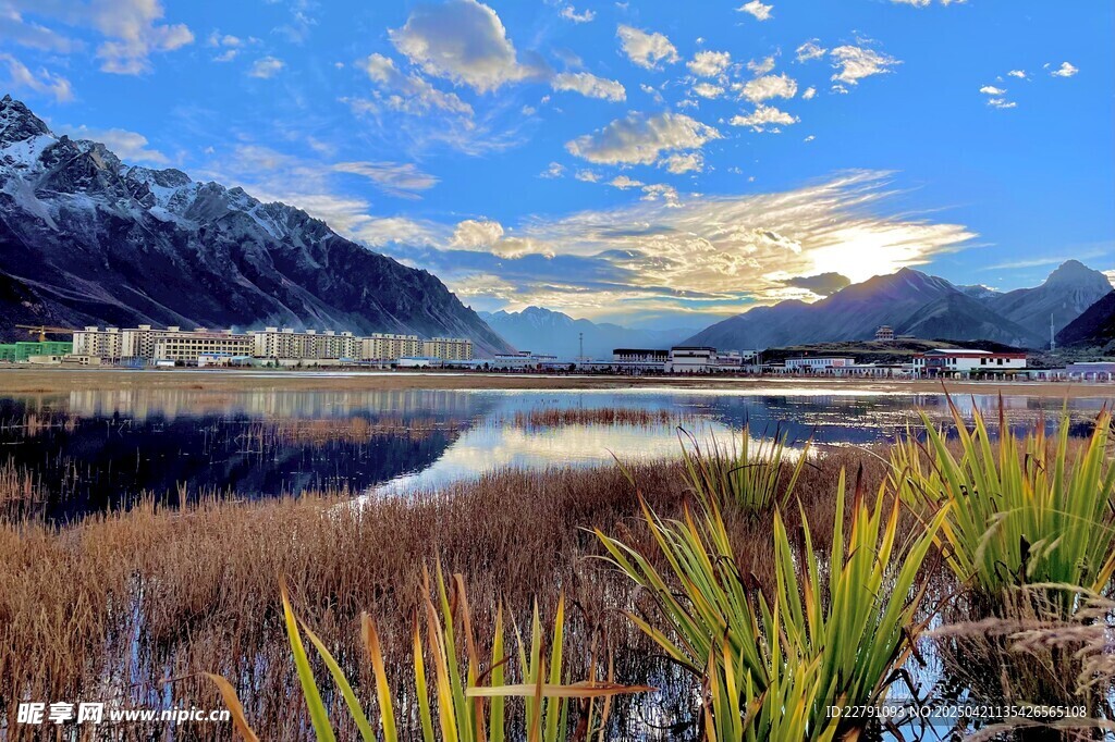 湖畔美景 远山蓝天芦苇
