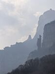 云雾缭绕的壮丽山峰景观
