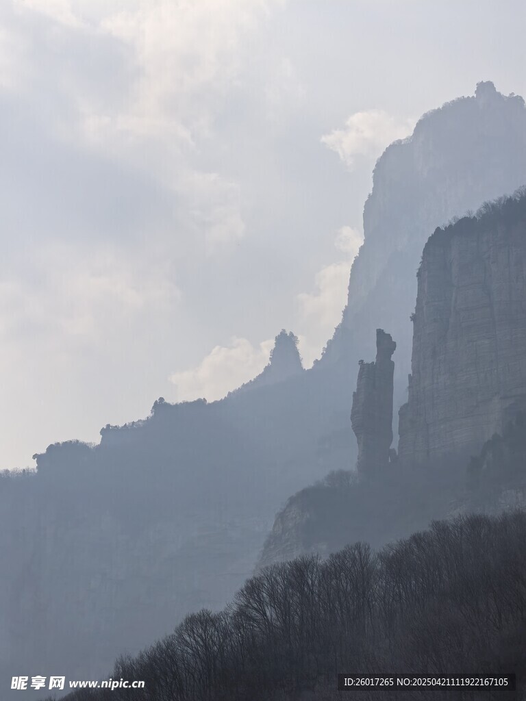 云雾缭绕的壮丽山峰景观