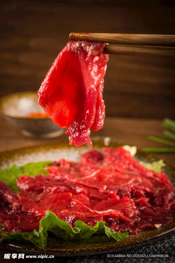 鲜嫩牛肉片筷子夹起瞬间