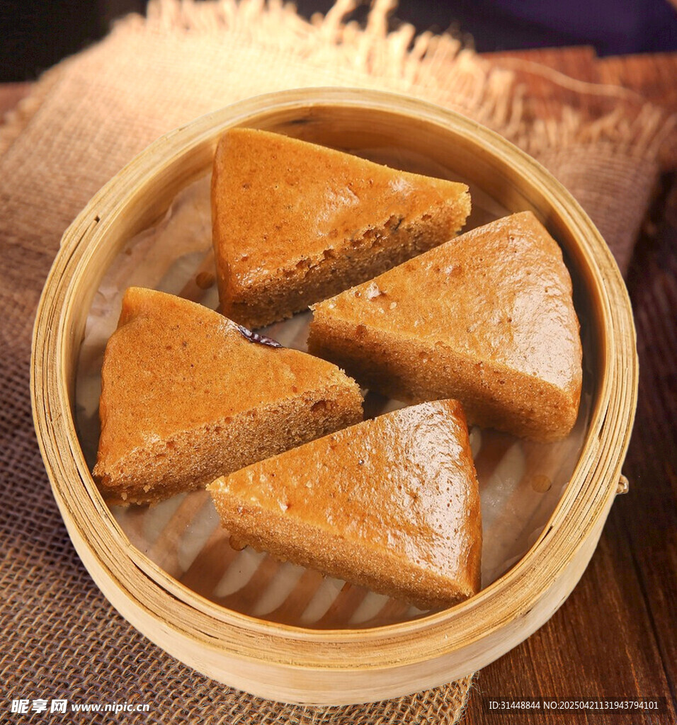 竹制蒸笼里的美味三角糕点