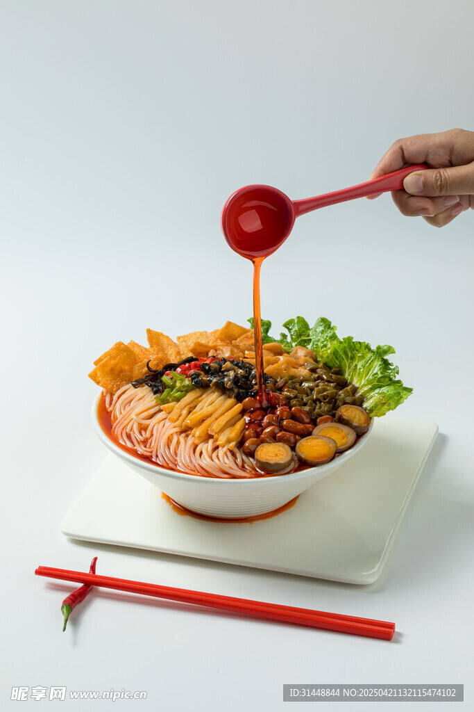 美味拌面酱料浇淋瞬间