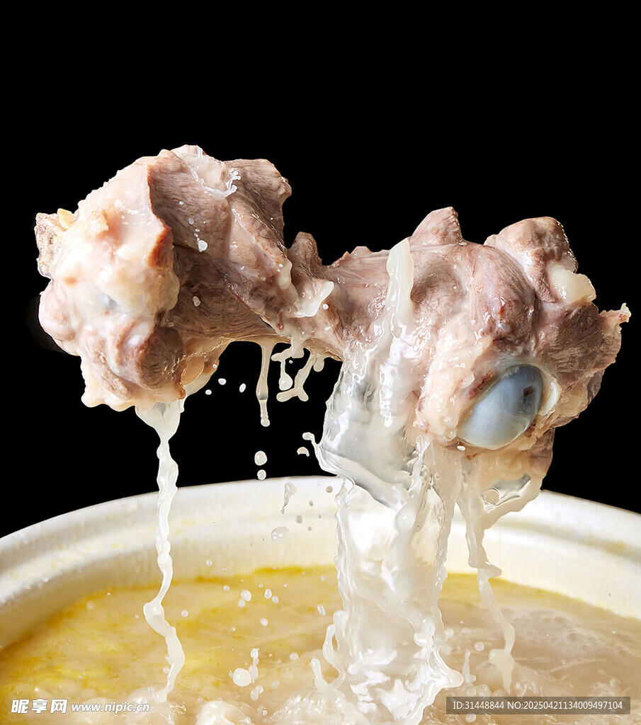 肉块入锅溅起汤汁