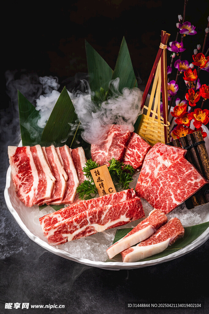 精致摆盘的美味牛肉拼盘