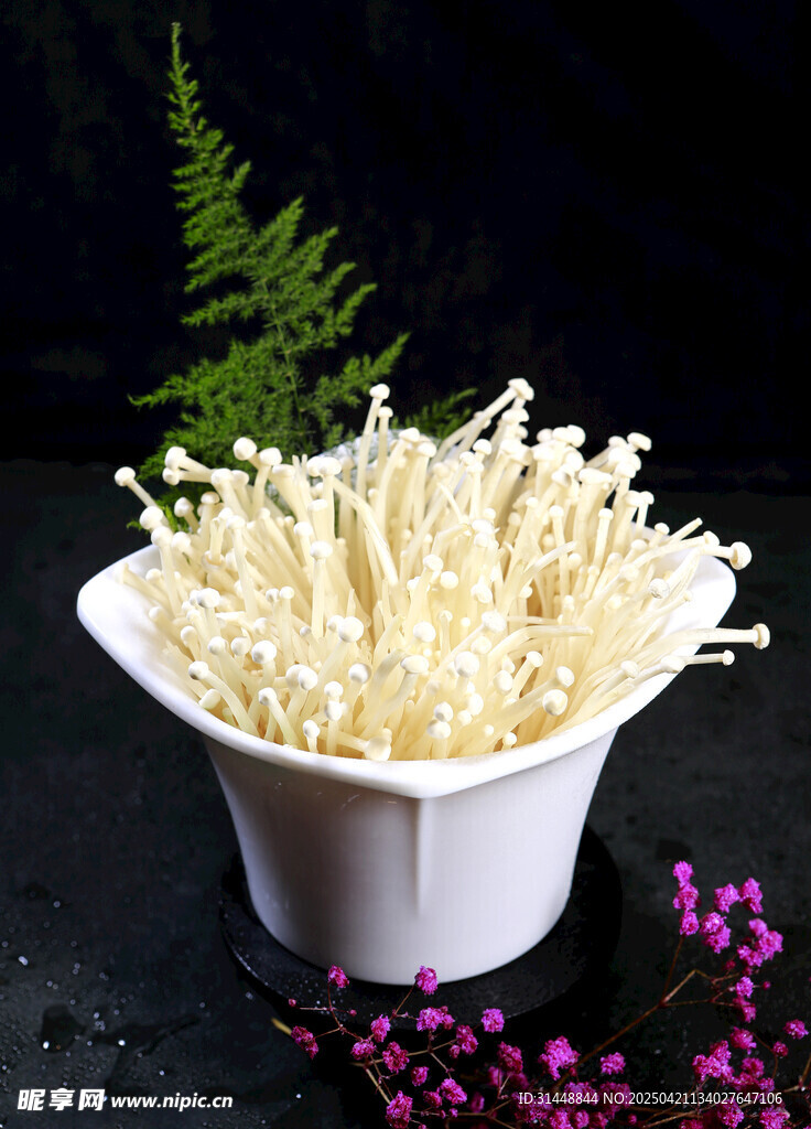 新鲜金针菇摆放在白色容器中