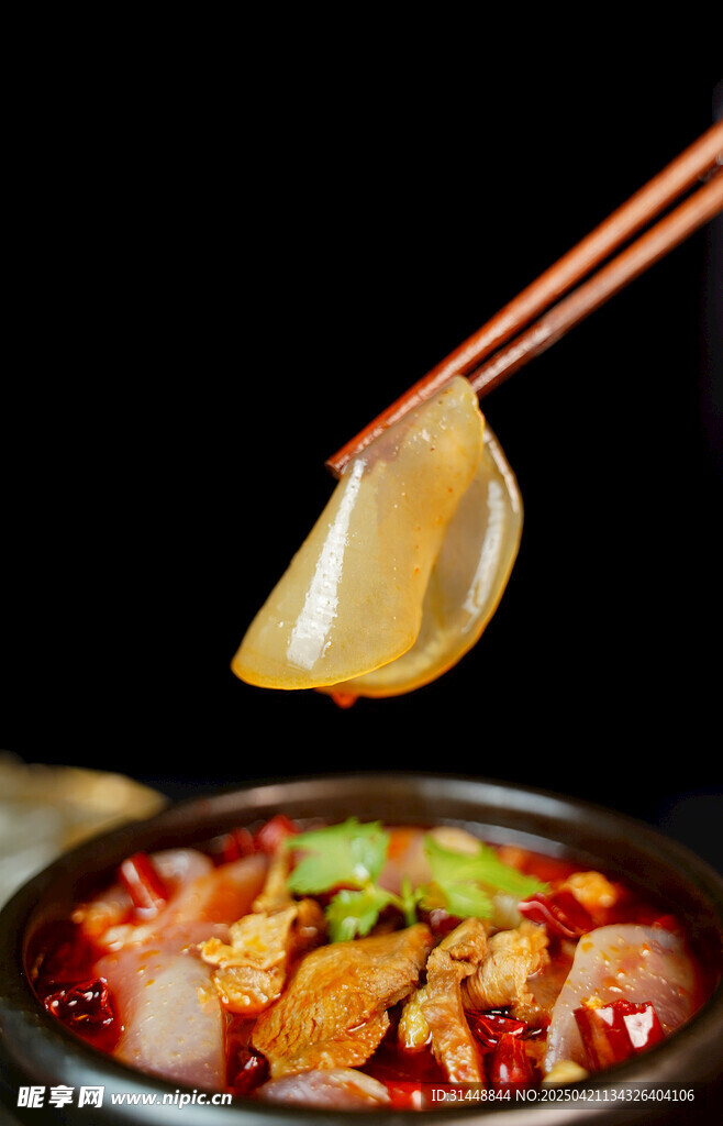筷子夹起美味火锅食材
