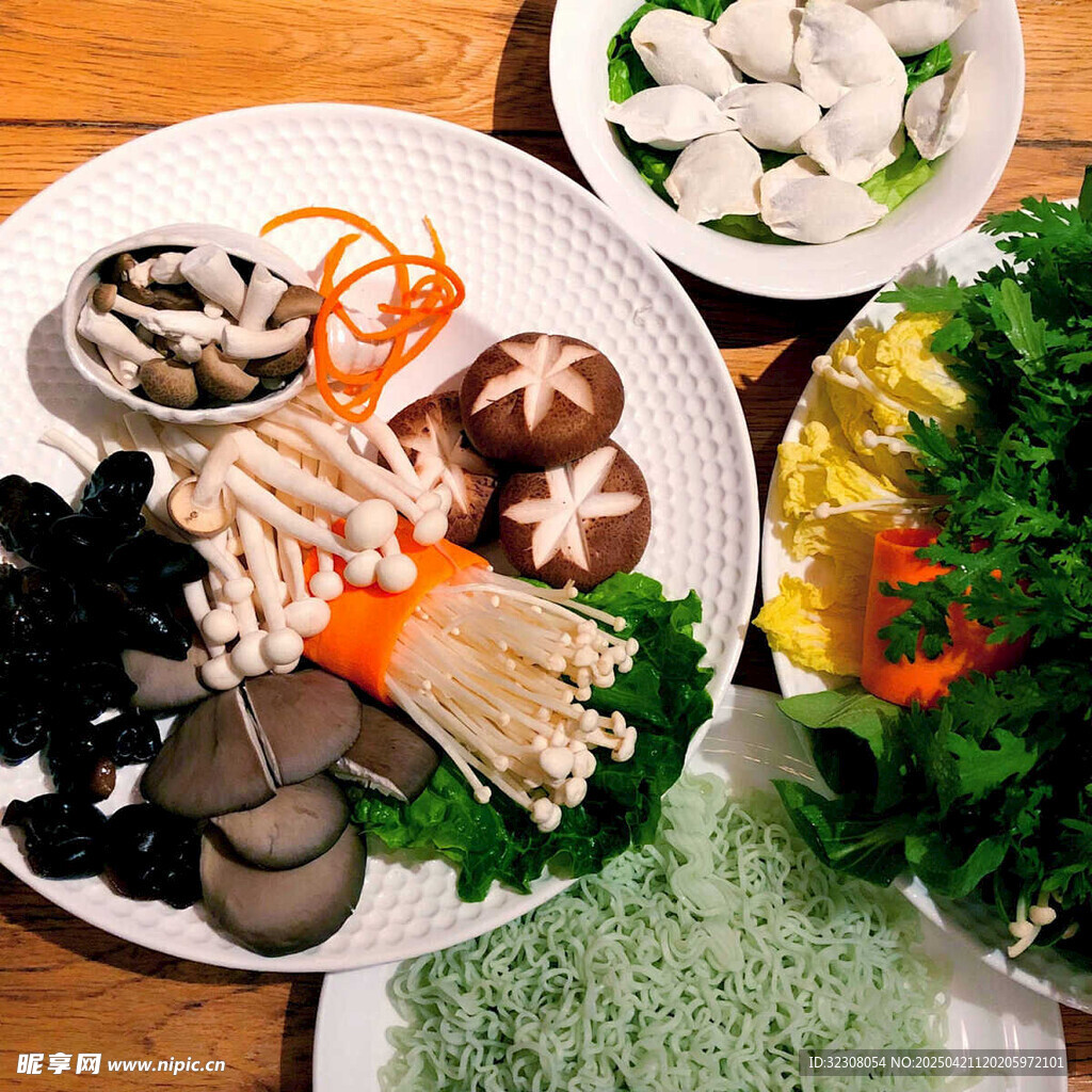 丰富多样的火锅食材拼盘