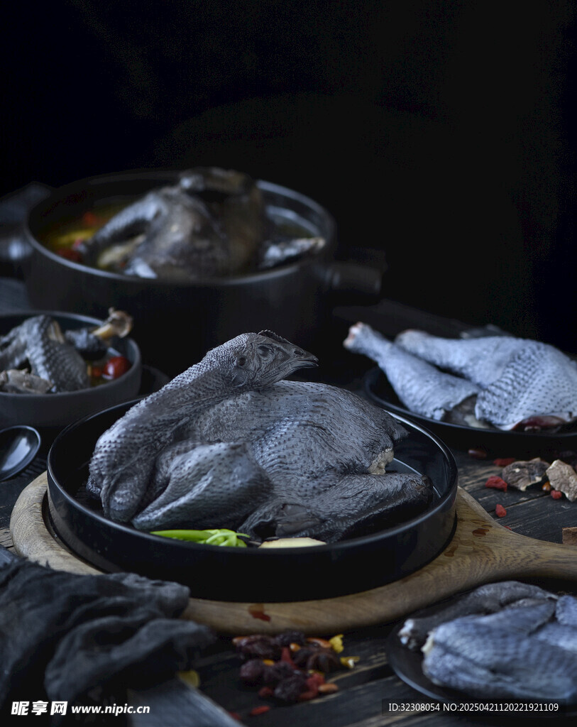 传统烹饪场景中的多样食材