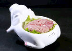 鲸鱼容器装的精致肉片