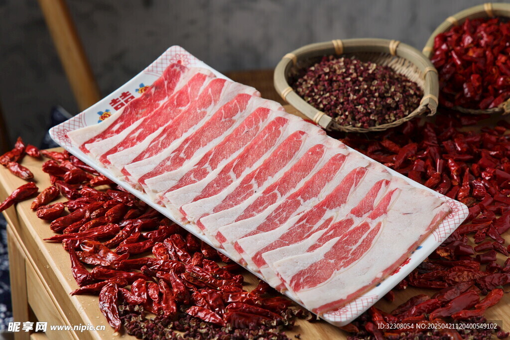 新鲜猪肉条与多样香料