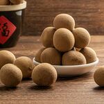 圆润桂圆摆于古朴木桌
