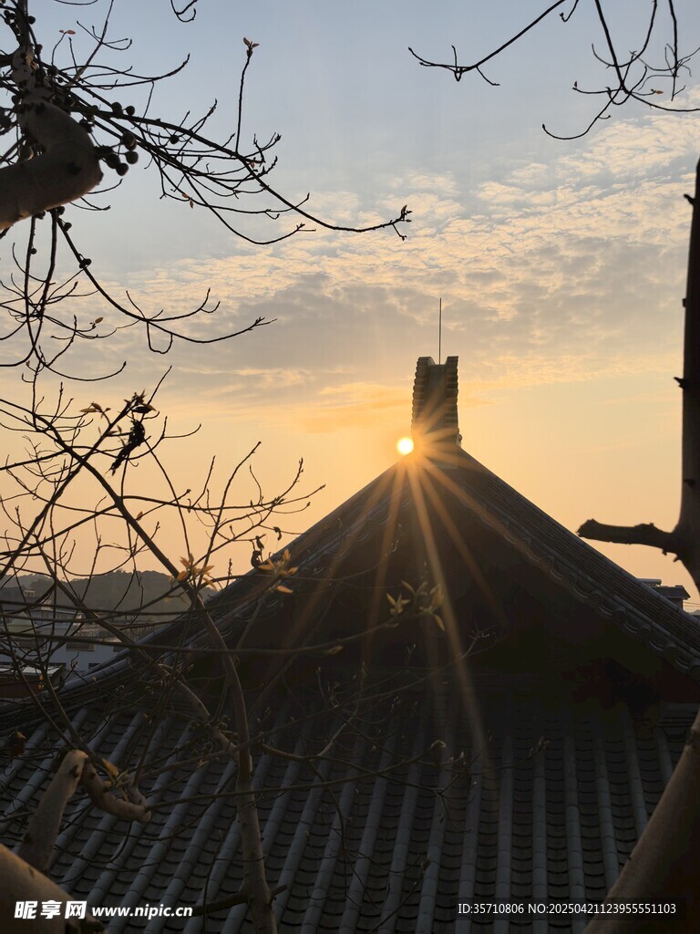 夕阳下的中式屋顶美景