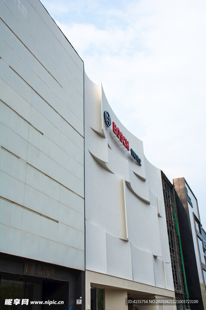 现代风格建筑外观一角