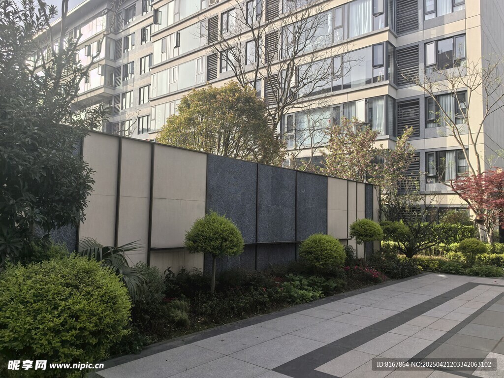 现代小区景观绿植与建筑