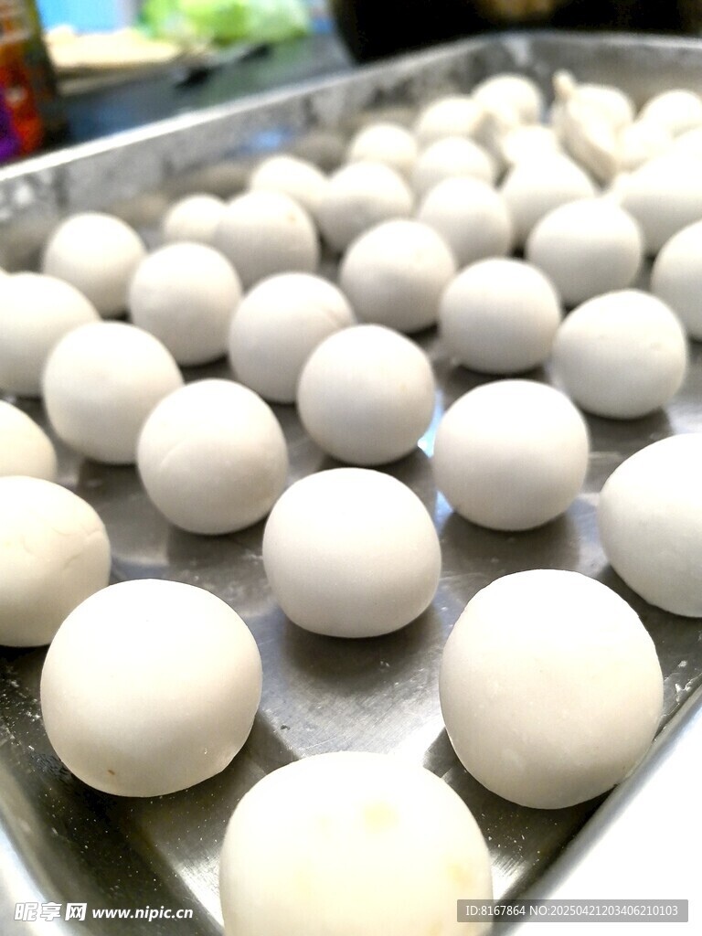 托盘上的白色圆润丸子
