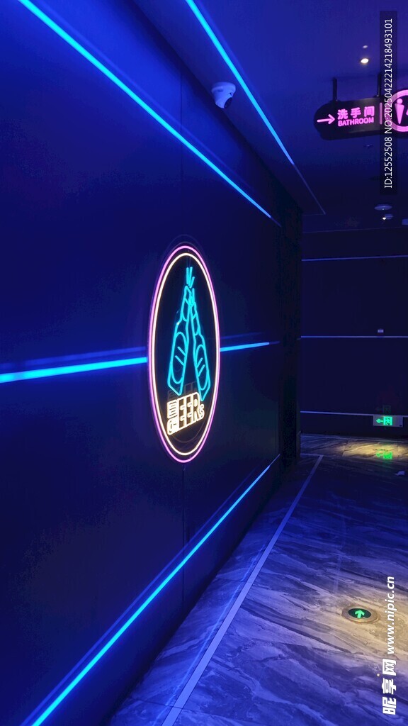炫酷蓝光照耀的科幻风空间