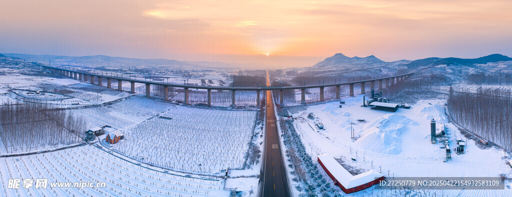 冬日雪野中的铁路美景