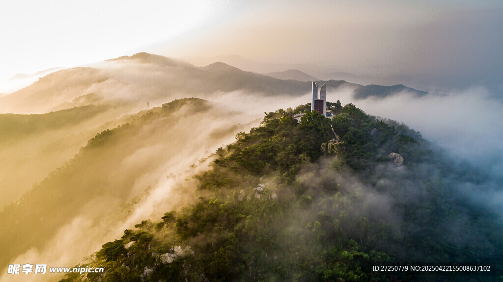 山巅云海间的壮丽美景