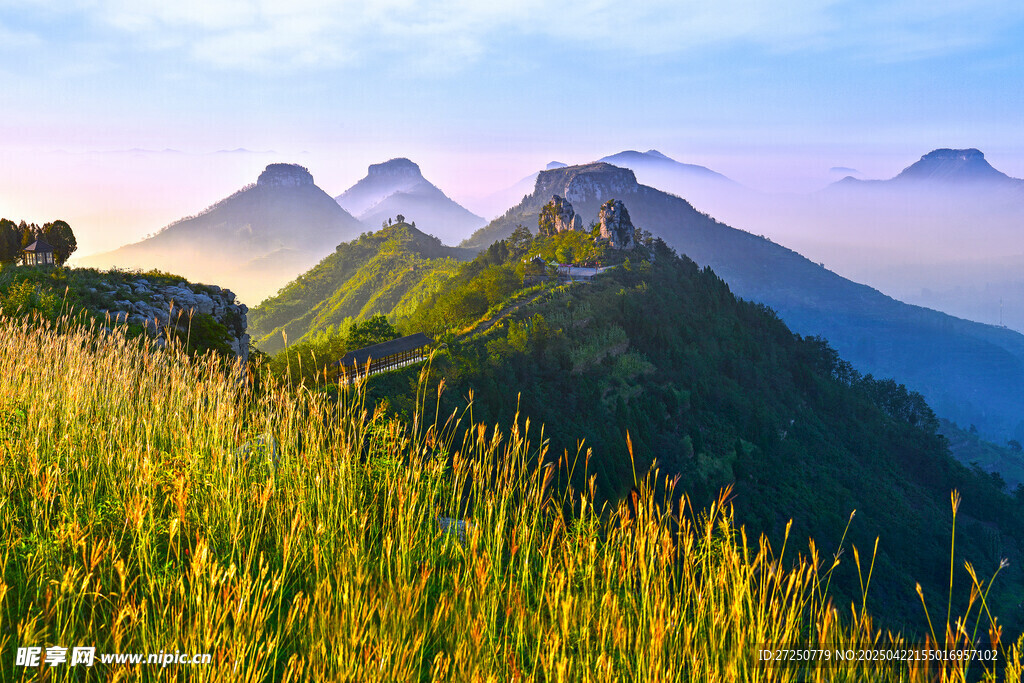 山间晨景 草茂峰隐