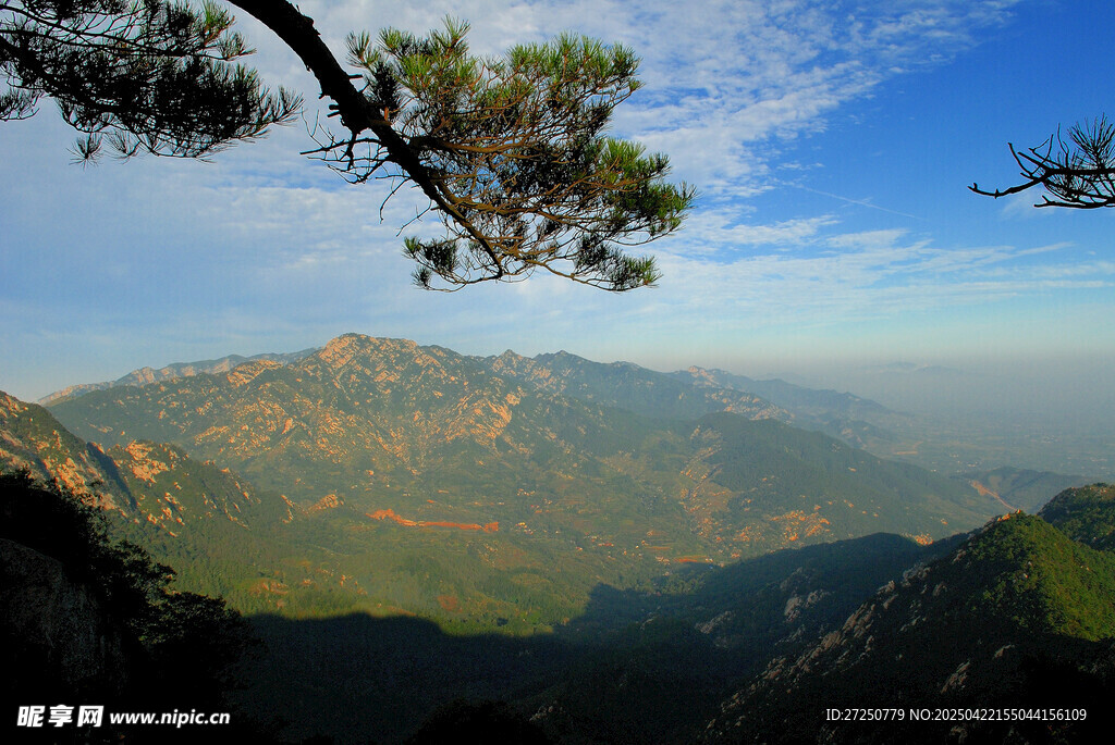 山间美景 蓝天绿树与山峦