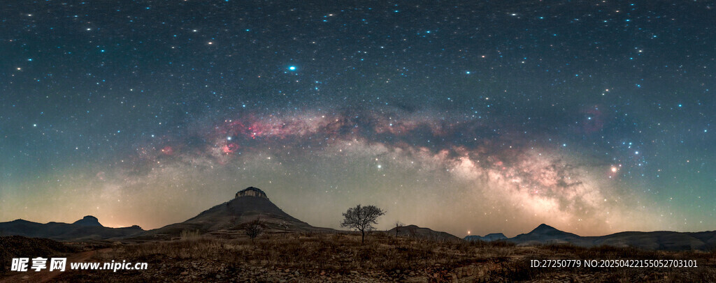 壮丽星空下的巍峨山脉