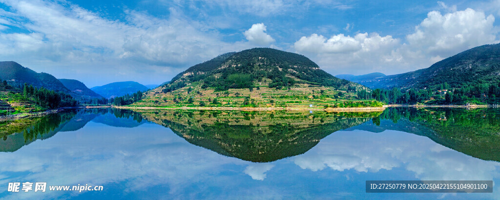 宁静山水湖景倒影如画