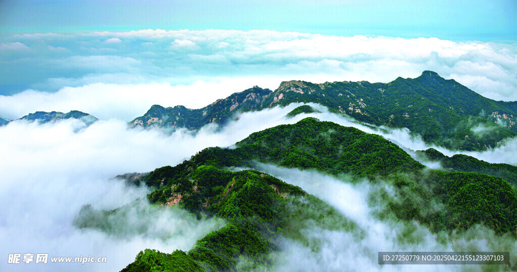 山峦云海间的壮美景观