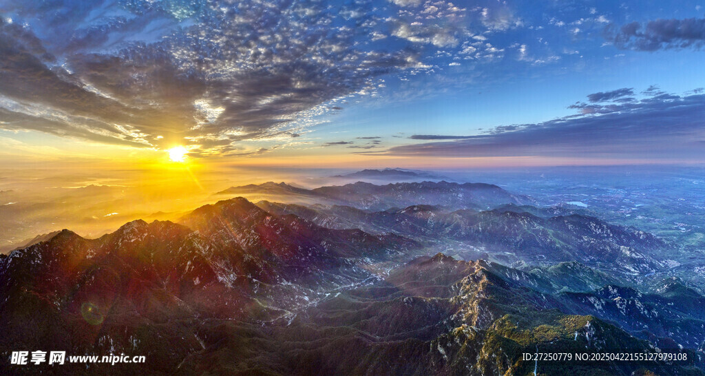 壮丽日出下的山峦美景
