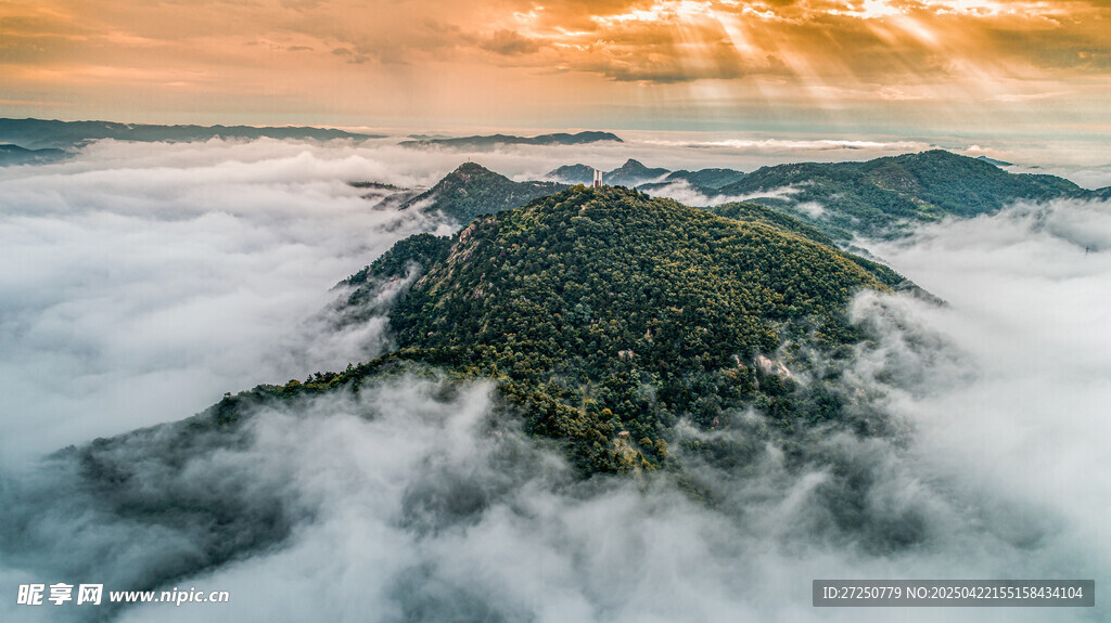 云海中的山峦壮丽景观 孟良崮