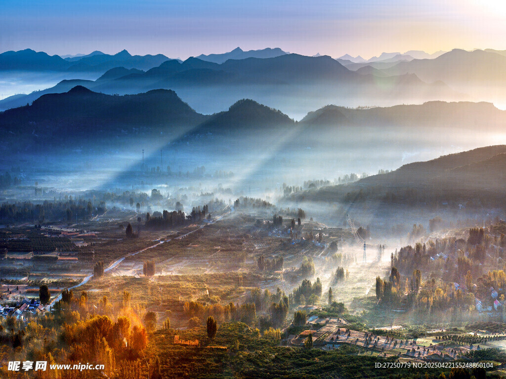山间晨景美如画