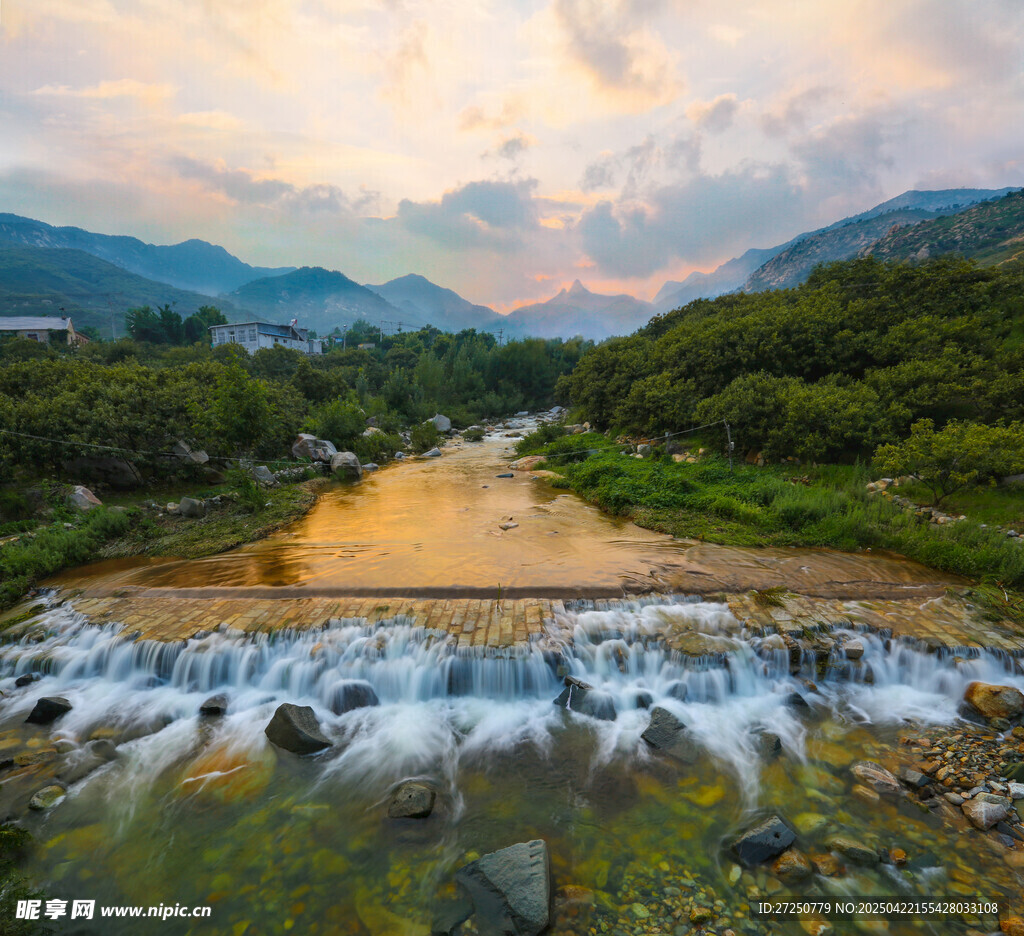 山间溪流美景