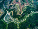 俯瞰山间蜿蜒公路美景
