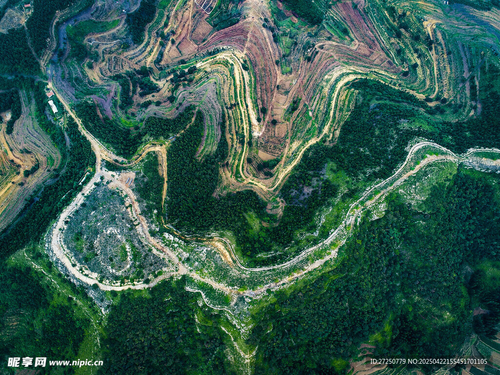 俯瞰山间蜿蜒公路美景