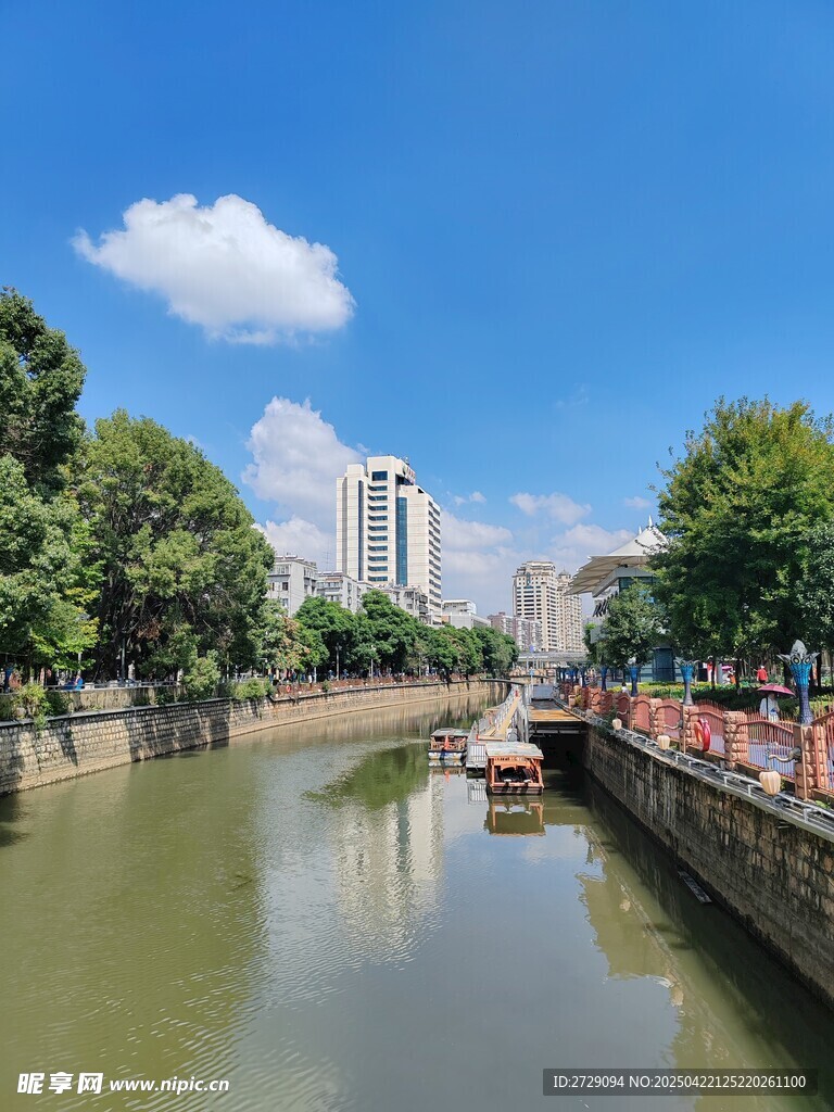 河畔城市风光 小船悠悠