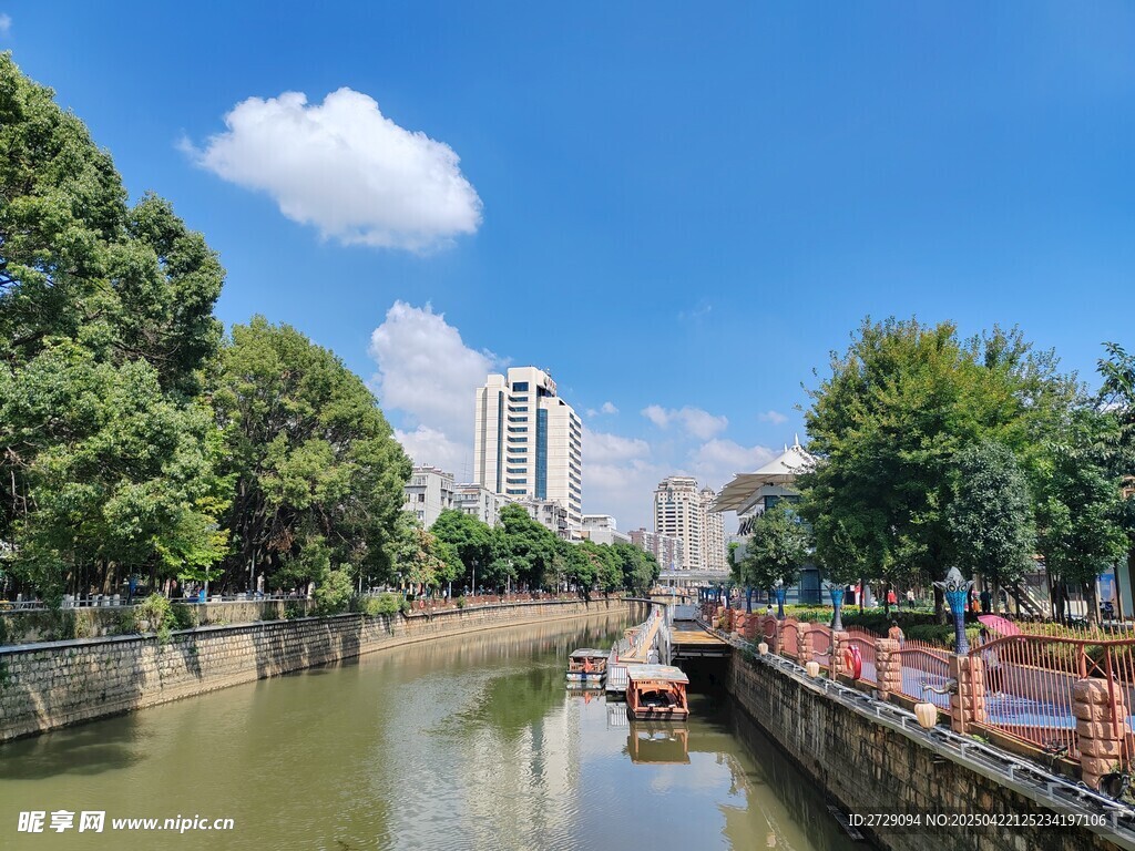 河畔风光 城市中的宁静水道