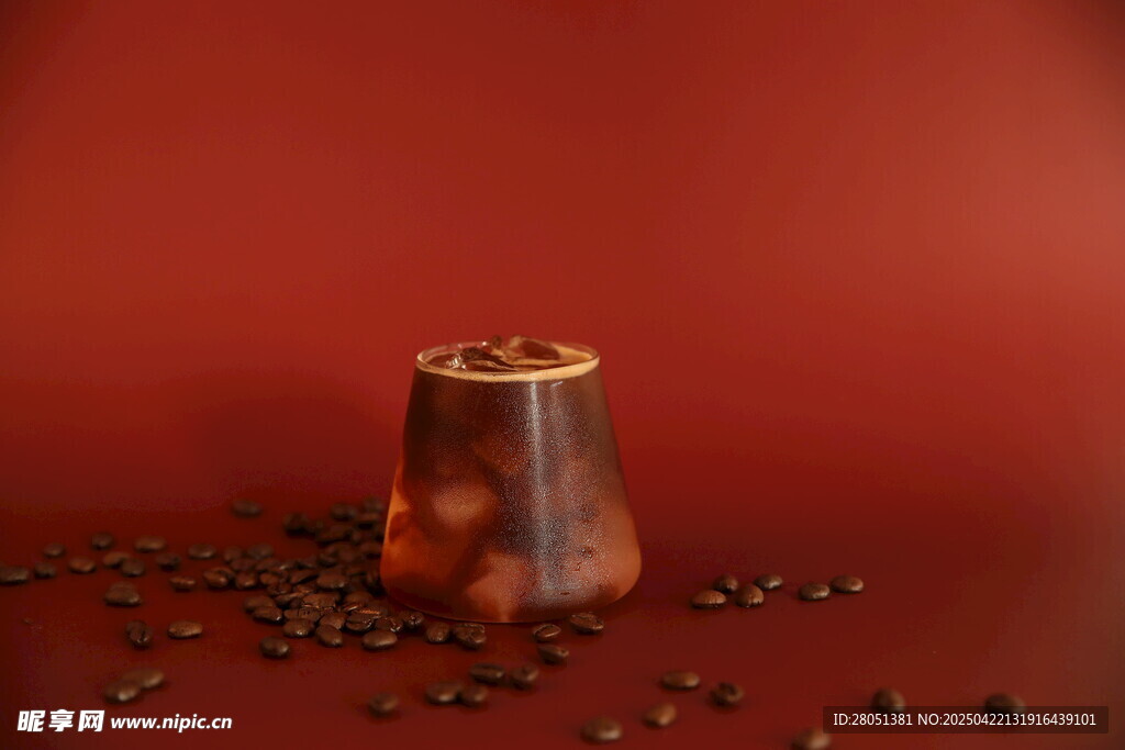 红背景下的咖啡杯与咖啡豆 美式
