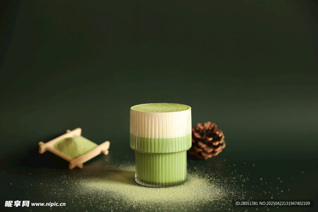 绿色杯具与小摆件静物图  抹茶