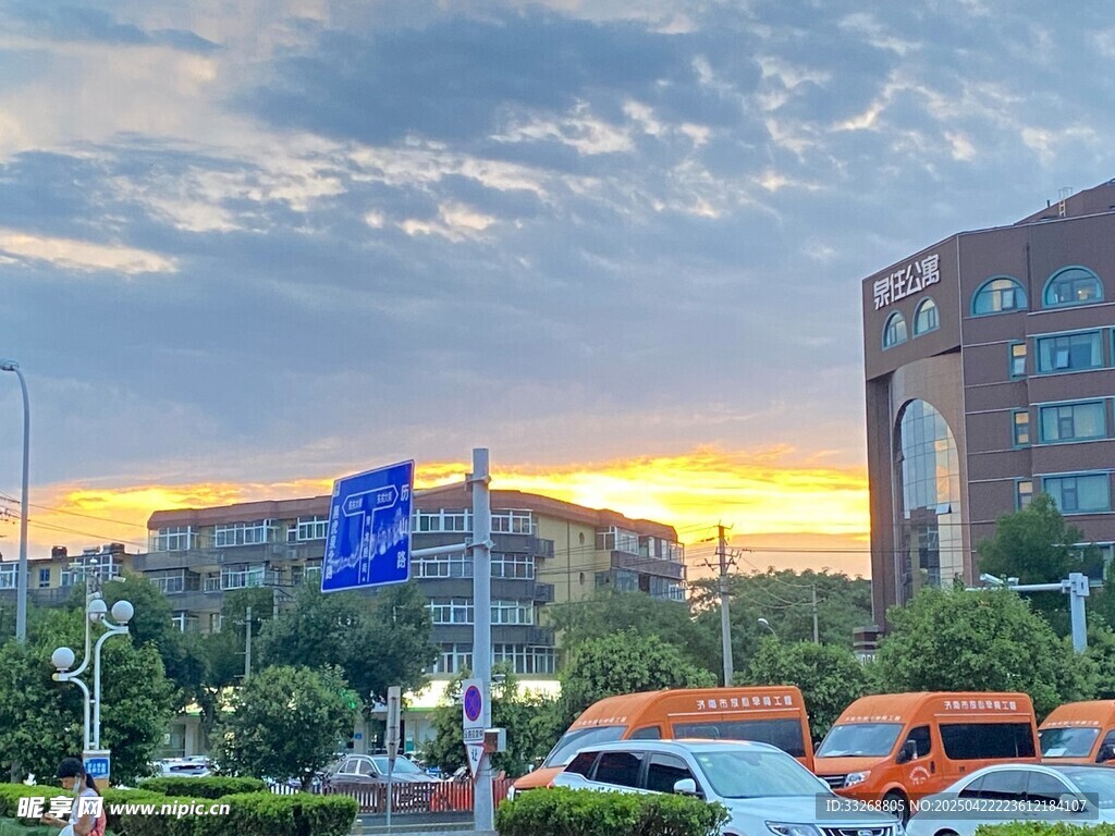 城市黄昏下的建筑与车辆