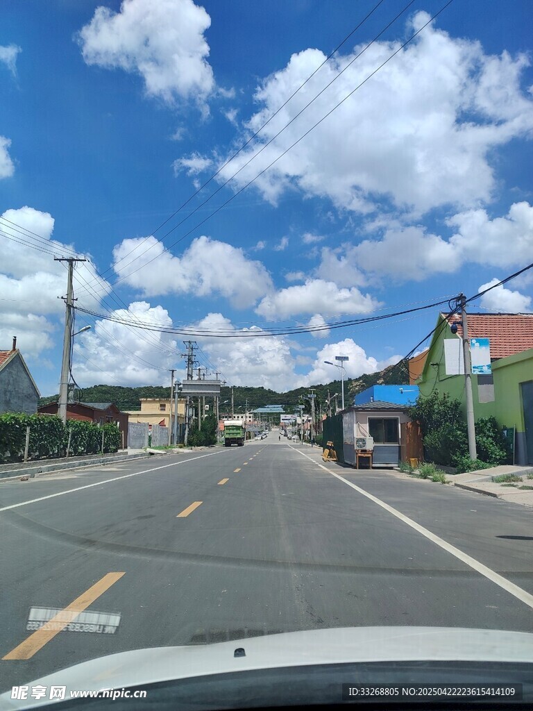 车内视角的乡村道路风景