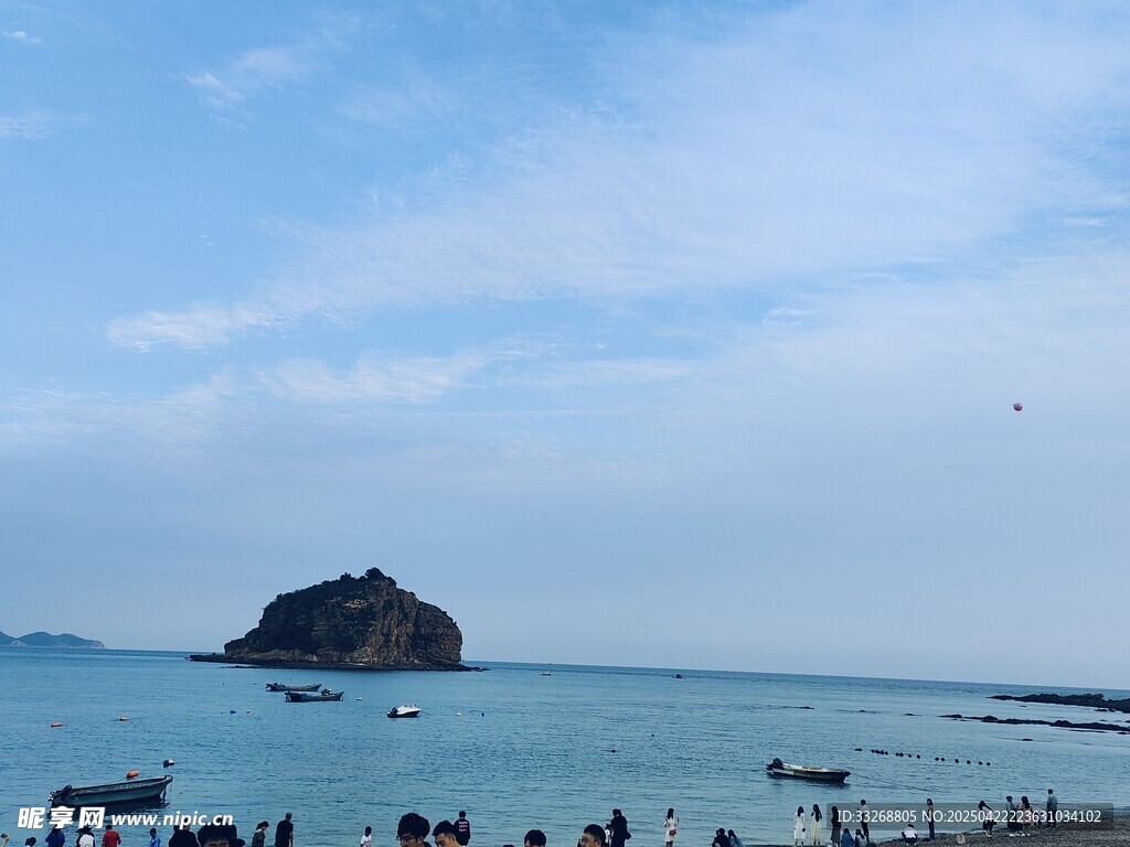 海边风景 远处孤岩与游人