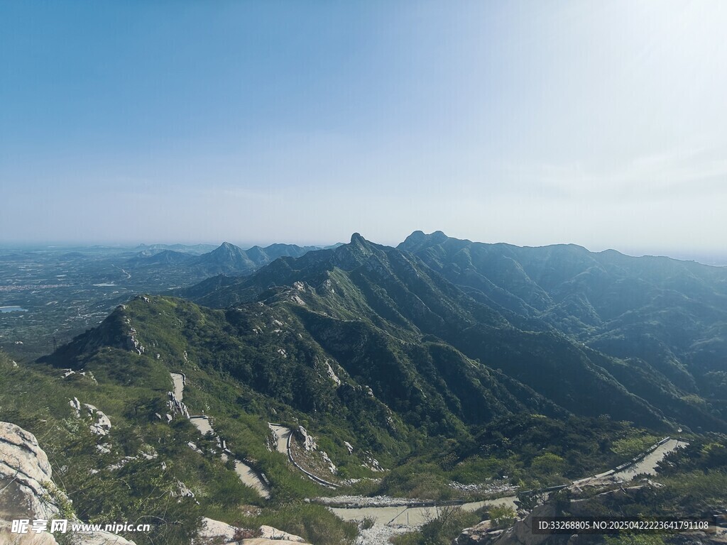 壮丽山峦全景