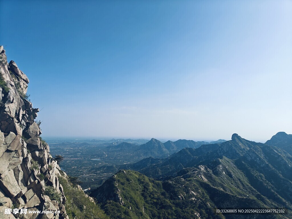 巍峨山峰俯瞰壮丽景致