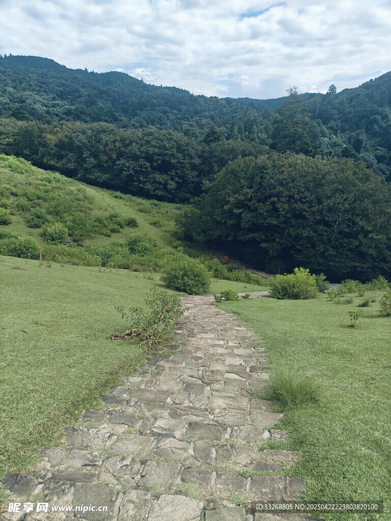 山间石径通幽处