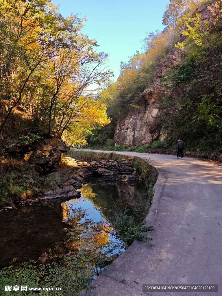 秋日溪边小路美景
