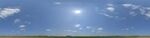 晴朗天空中的耀眼太阳