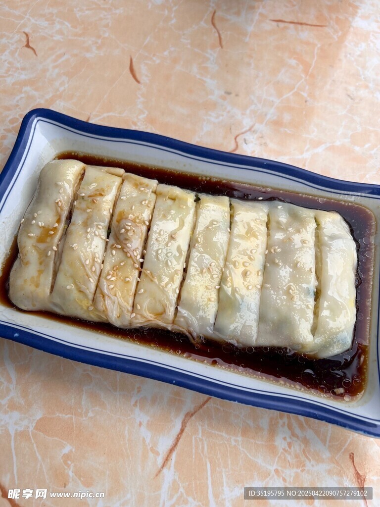 美味豆腐卷摆放在盘中