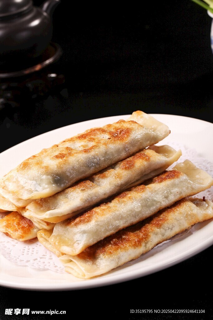 美味香煎春卷摆于盘中
