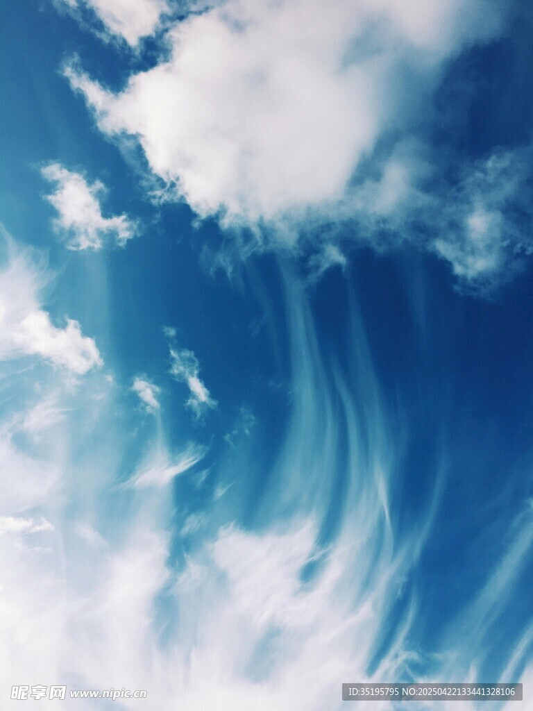 梦幻蓝空飘絮状白云